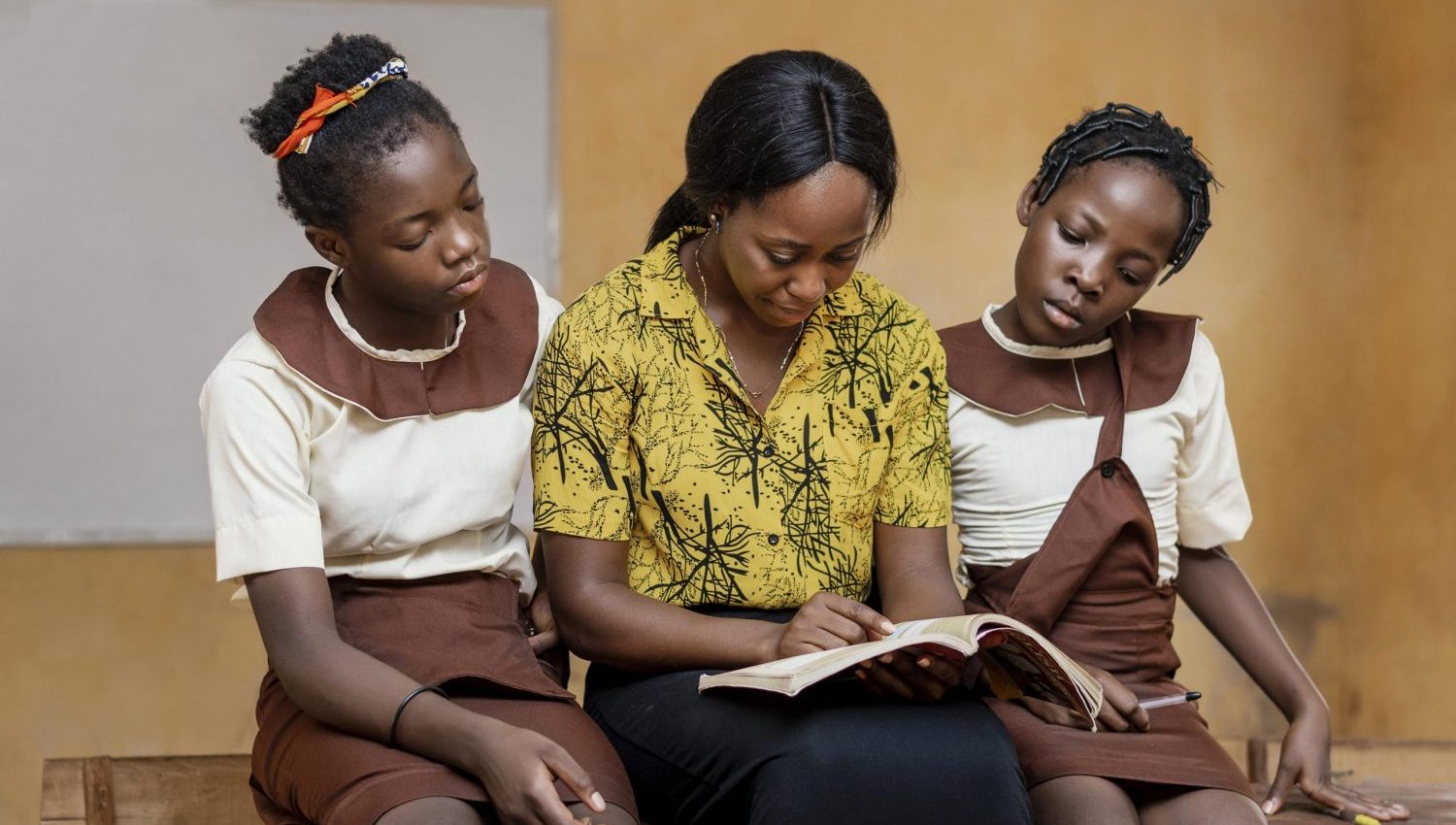african-woman-teaching-children-class